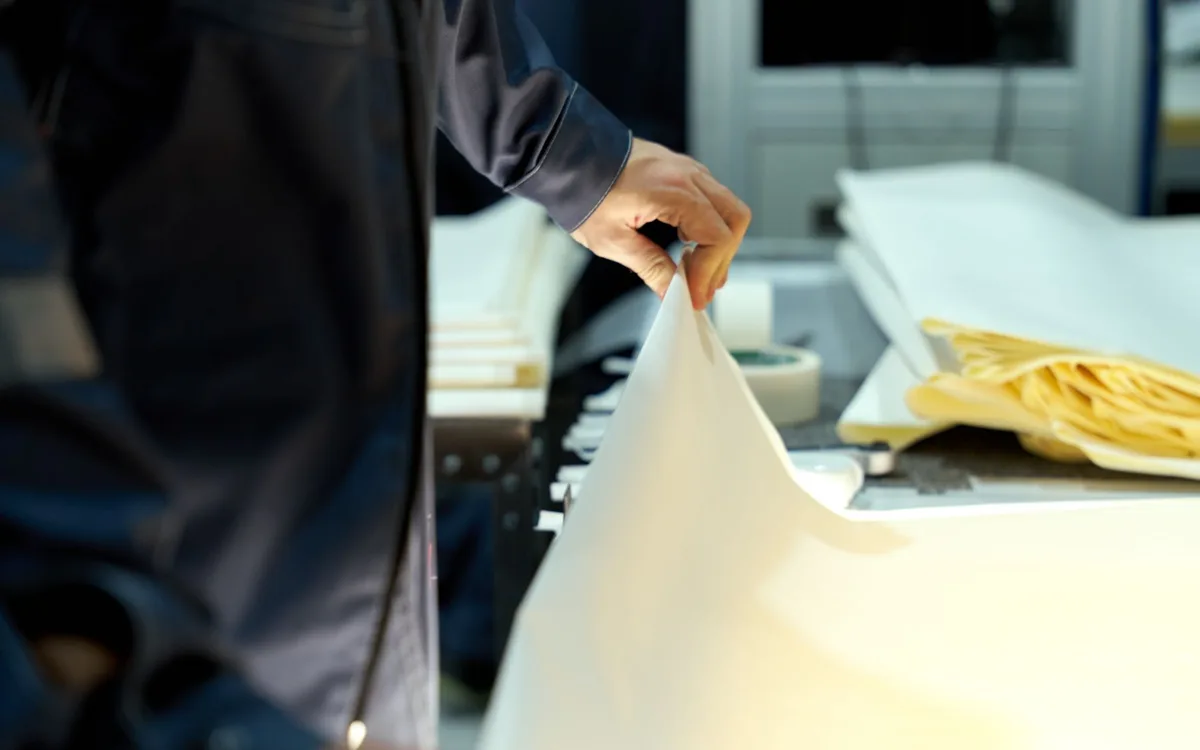 Porównanie materiałów: papier, ręcznik, piasek, trociny i granulaty