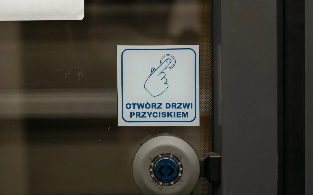 Kontrola zajęcia budki po montażu